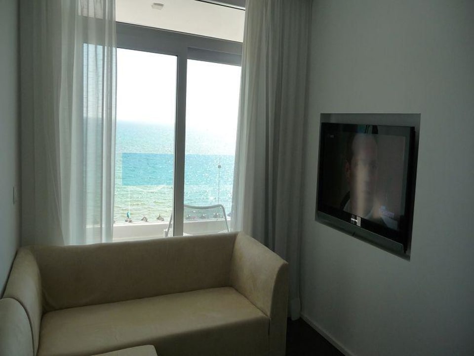 Wohnbereich mit Großbildschirm Iberostar Waves Bahia de Palma