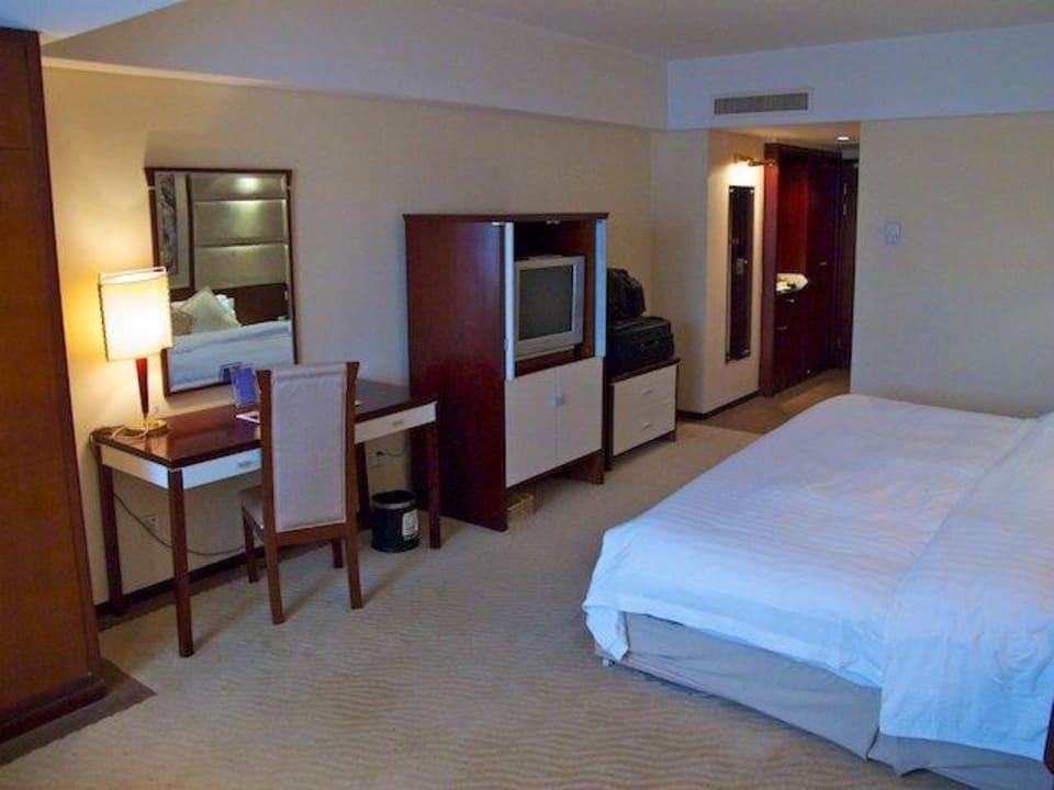 Zimmer mit Schreibtisch und TV Hotel Chang An Grand