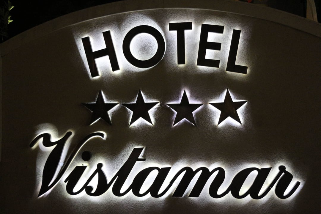Eingang bei Nacht GRIFID Vistamar