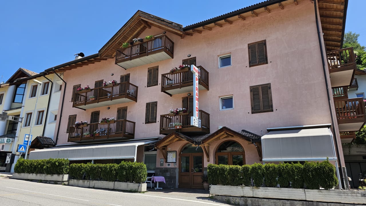 Außenansicht Hotel Alle Piramidi