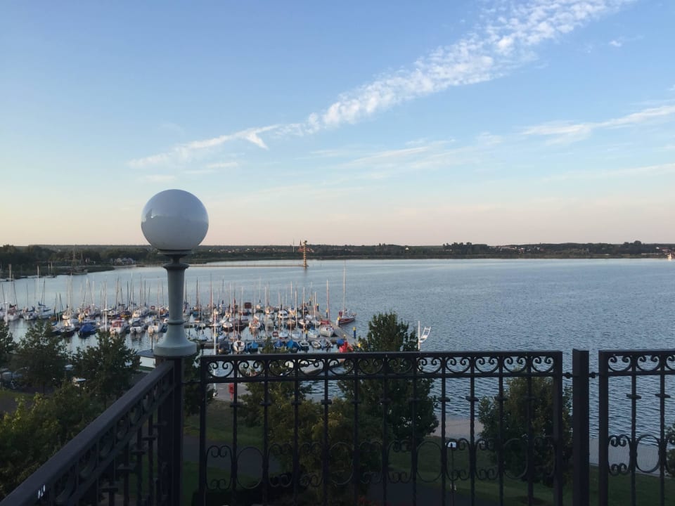 Von der oberen Terrasse auf die Marina Apartments Villa am Bernsteinsee