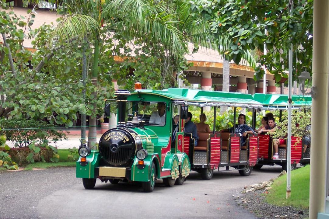 Bimmelbahn zwichen den Hotels Hotel Grand Palladium Palace Resort, Spa & Casino