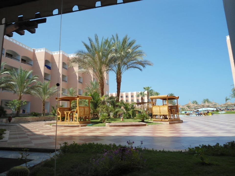 Vor dem Hauptpool Beach Albatros Resort