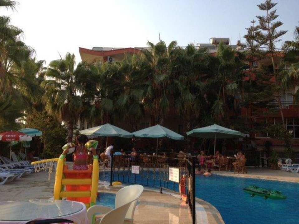 Unsere Kleine beim Rutschen Semoris Hotel