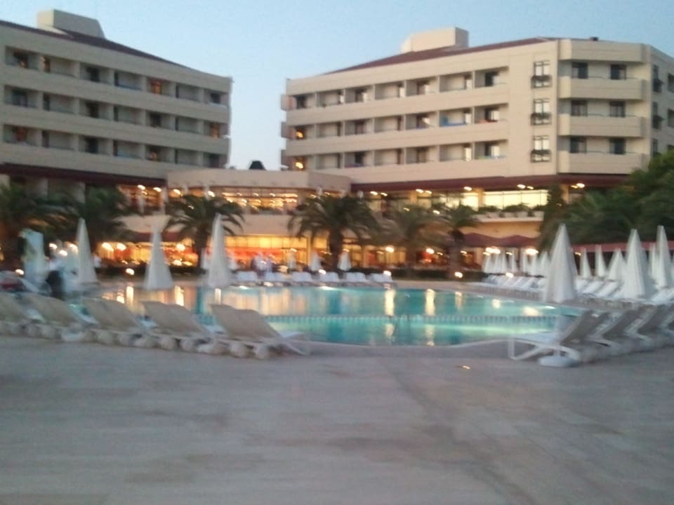 Pool am Abend Hotel Miramare Beach