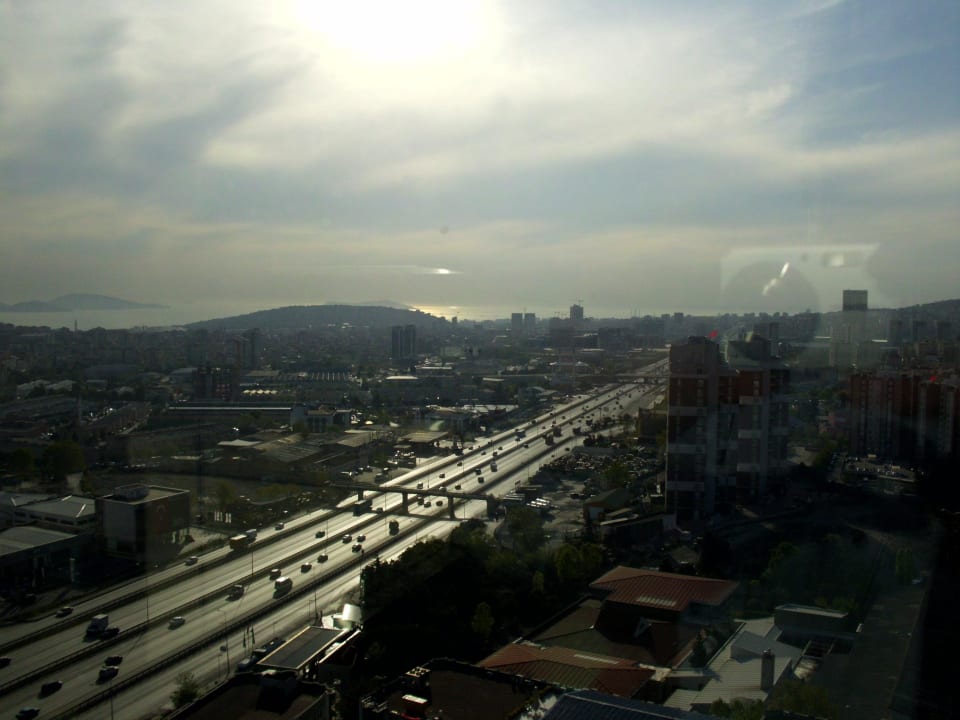 Blick v. d. Dachterrasse auf die Stadtautobahn Titanic Business Kartal