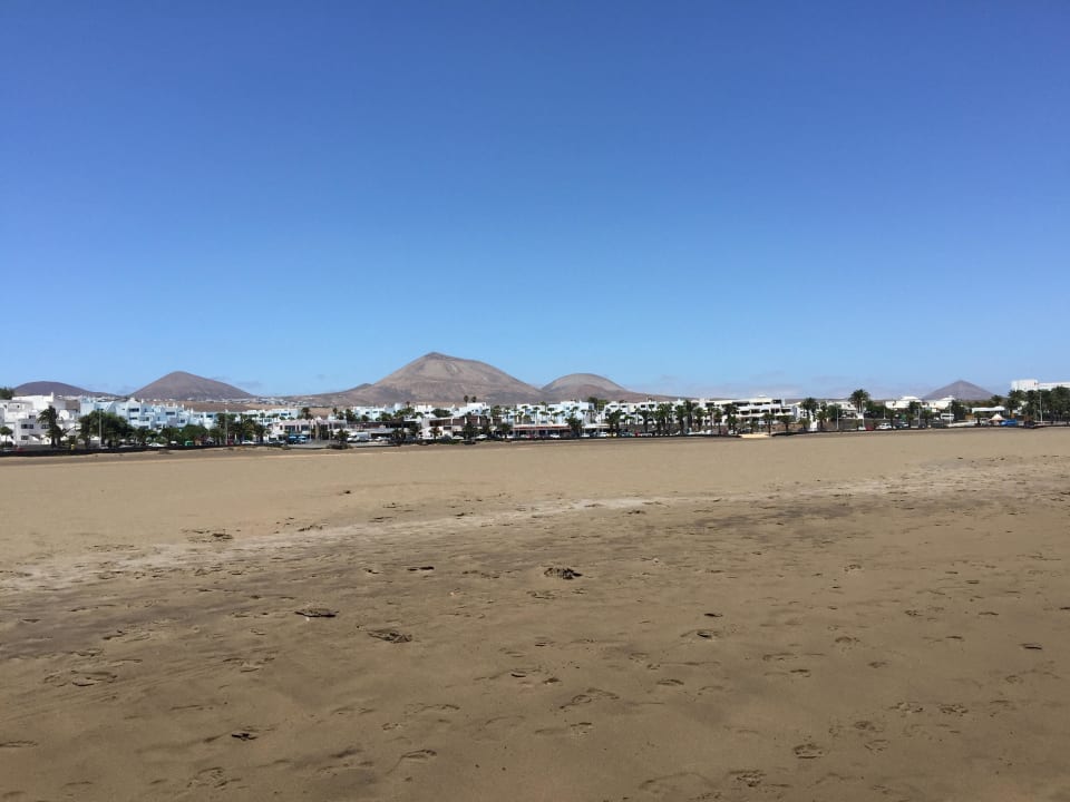 Strand mit Blick Richtung Berge Hotel Riu Paraiso Lanzarote
