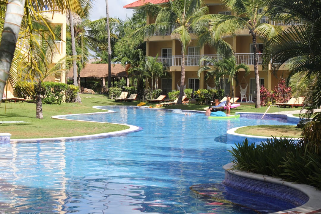 Langestreckter Pool (überall ca. 1,20m tief) Wyndham Alltra Punta Cana
