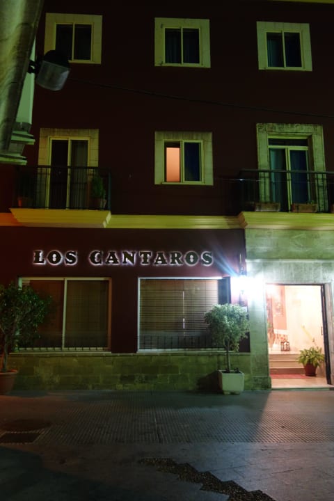Eingang des Hotels Los Cantaros am Abend Hotel Los Cantaros