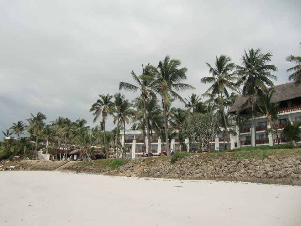 Hotel von der Strandseite Bahari Beach Hotel