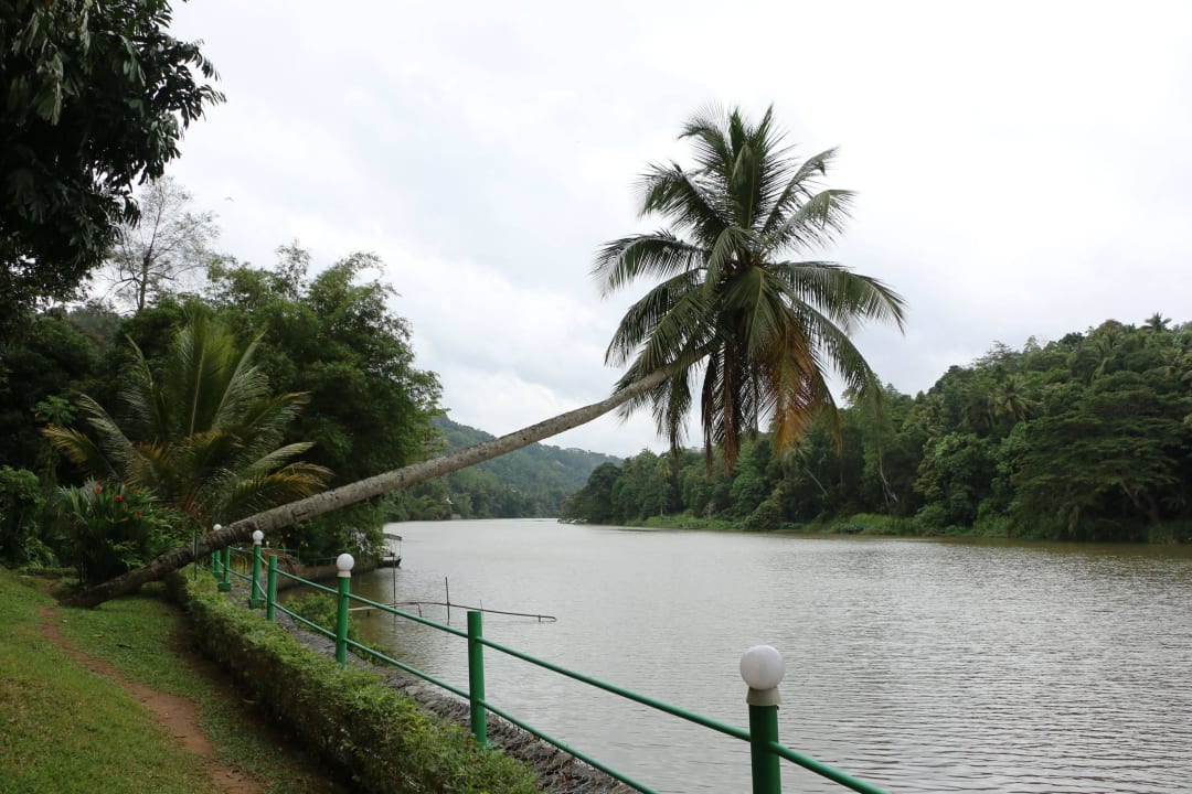 Ein paar Schritte und man ist am Fluss Hotel Cinnamon Citadel Kandy