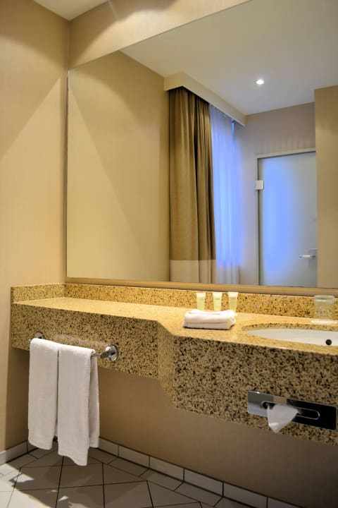 Toilette_ Standard Room Courtyard by Marriott Düsseldorf Seestern