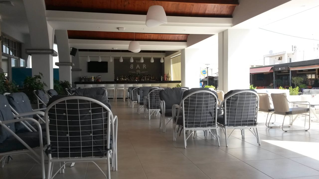 Bar im Eingangsbereich Sentido More Meni Residence & Suites