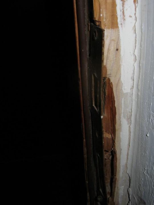 Türrahmen total kaputt, Holz herausgebrochen Hotel Marianna