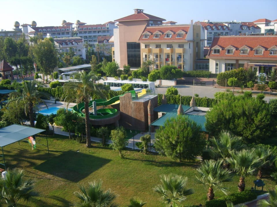 Zimmerausblick auf Kinderspielplatz und Rutschen Side Breeze Hotel