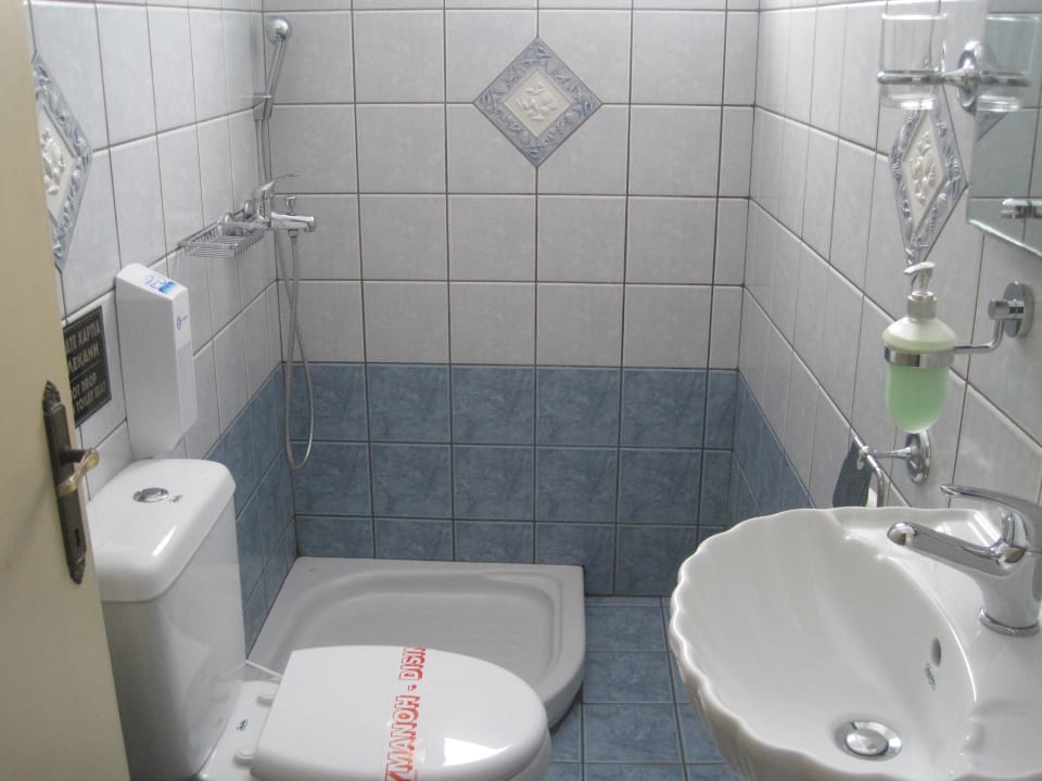 Τουαλετα με ντουζιερα. Pension Hara