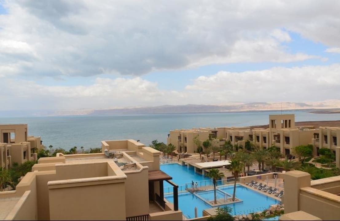 Widok z balkonu na Morze Martwe Holiday Inn Resort Dead Sea