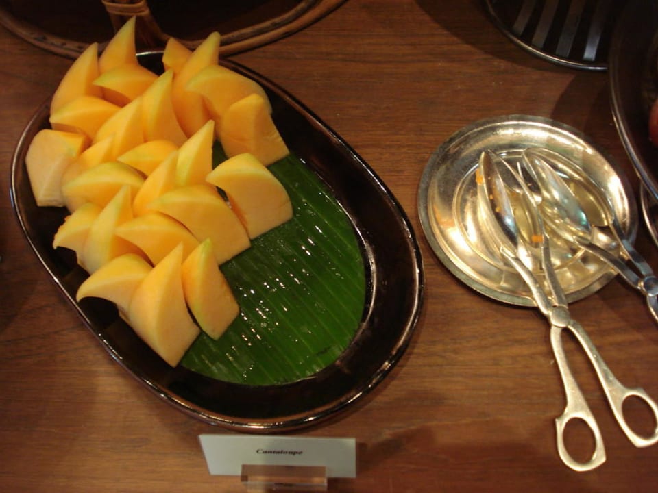 Frühstücksbuffet - sorgfältig arrangierte Melone Hotel The Peninsula Bangkok