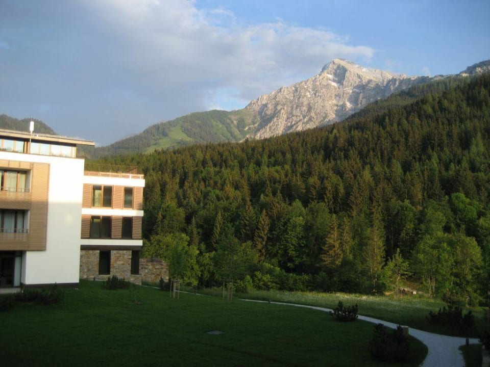 Innenhof mit Hoher Göll in der Morgensonne Kempinski Hotel Berchtesgaden