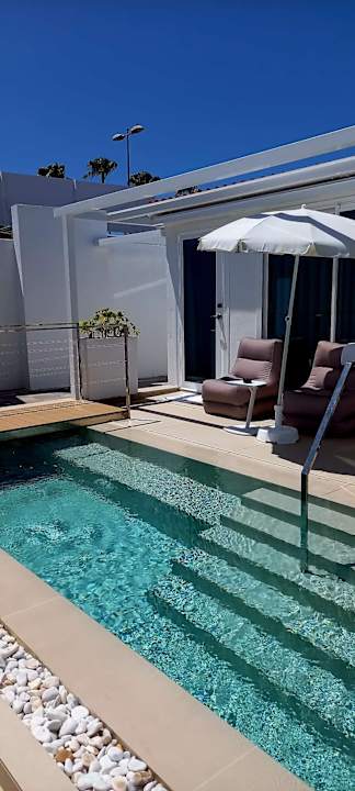 Pool HL Miraflor Suites Hotel