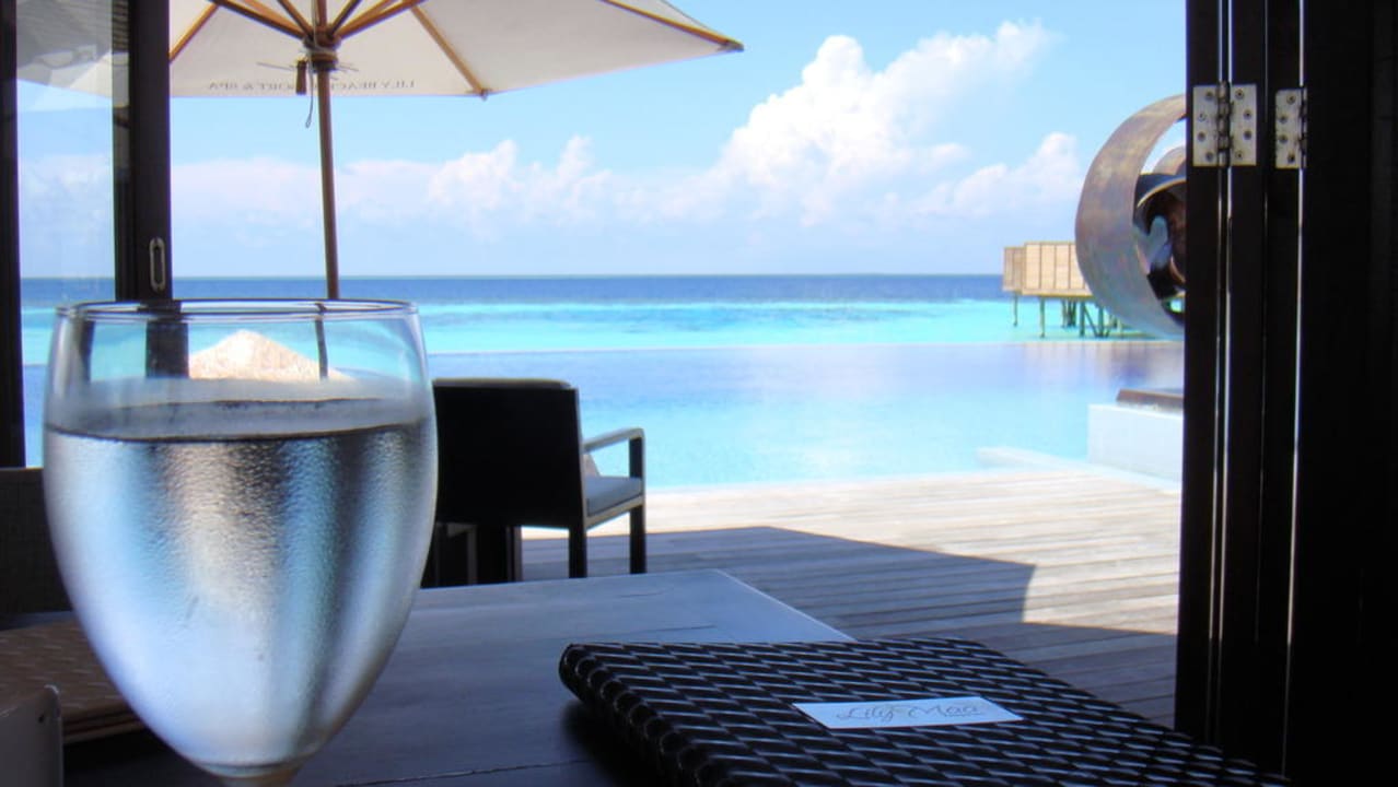 Aussicht im Aqua über Pool zum Meer Lily Beach Resort & Spa