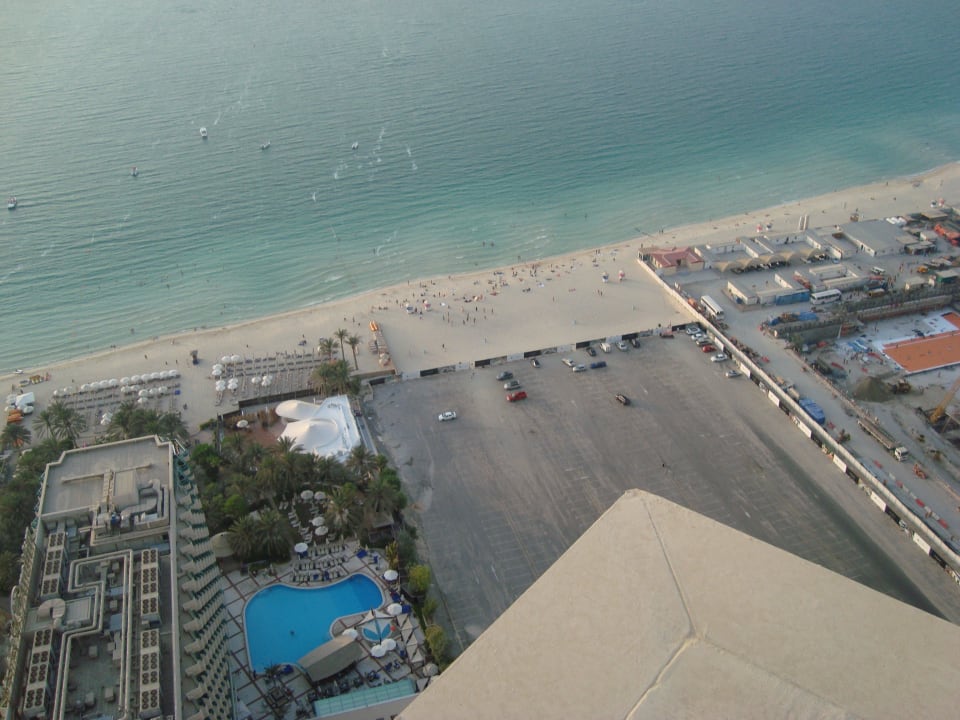 Rechts am Hotel Parkplatz und Baustelle Hilton Dubai Jumeirah