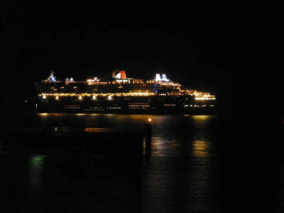Passage der Queen Mary 2 Haus Residenz am Yachthafen Hamer Ferienappartements