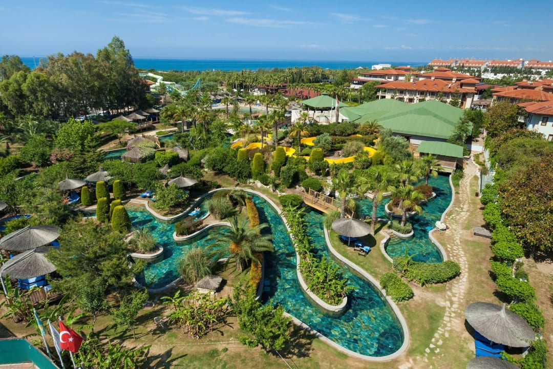 Amazon Waterworld Club Grand Side