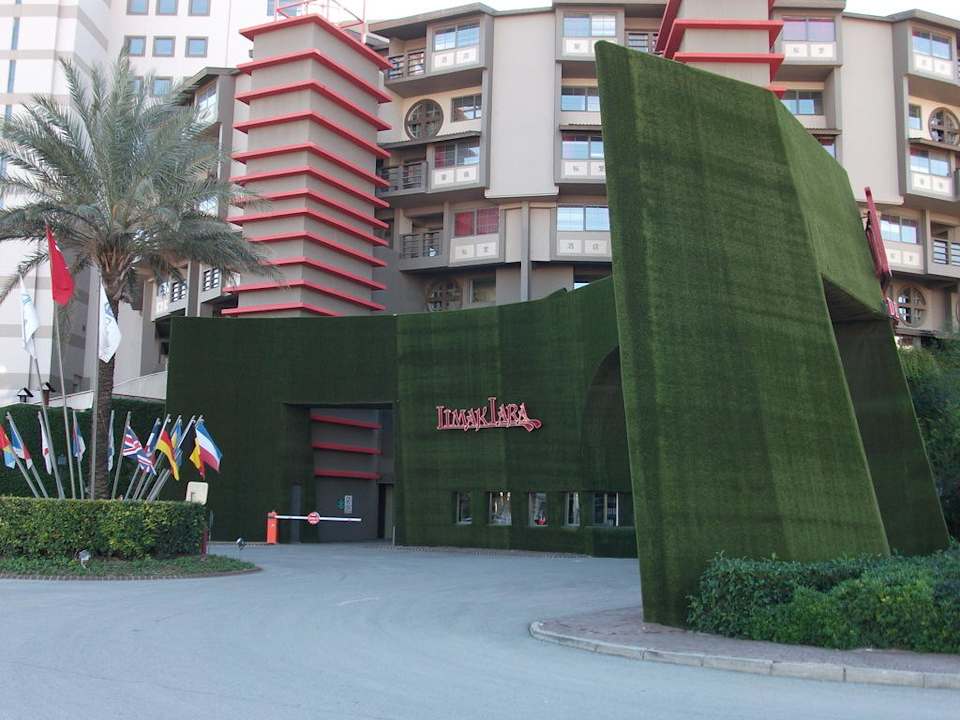 Einfahrt zum Hotel Limak Lara Deluxe Hotel & Resort
