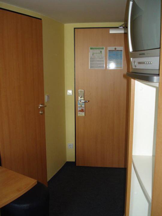 Eingang B&B Hotel Frankfurt-Hahn Airport