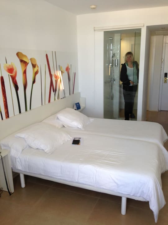 Bett und gläserne Dusche Iberostar Waves Bahia de Palma