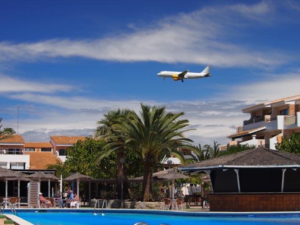 Flugzeuge im Anflug über dem Hotel FERGUS Style Bahamas