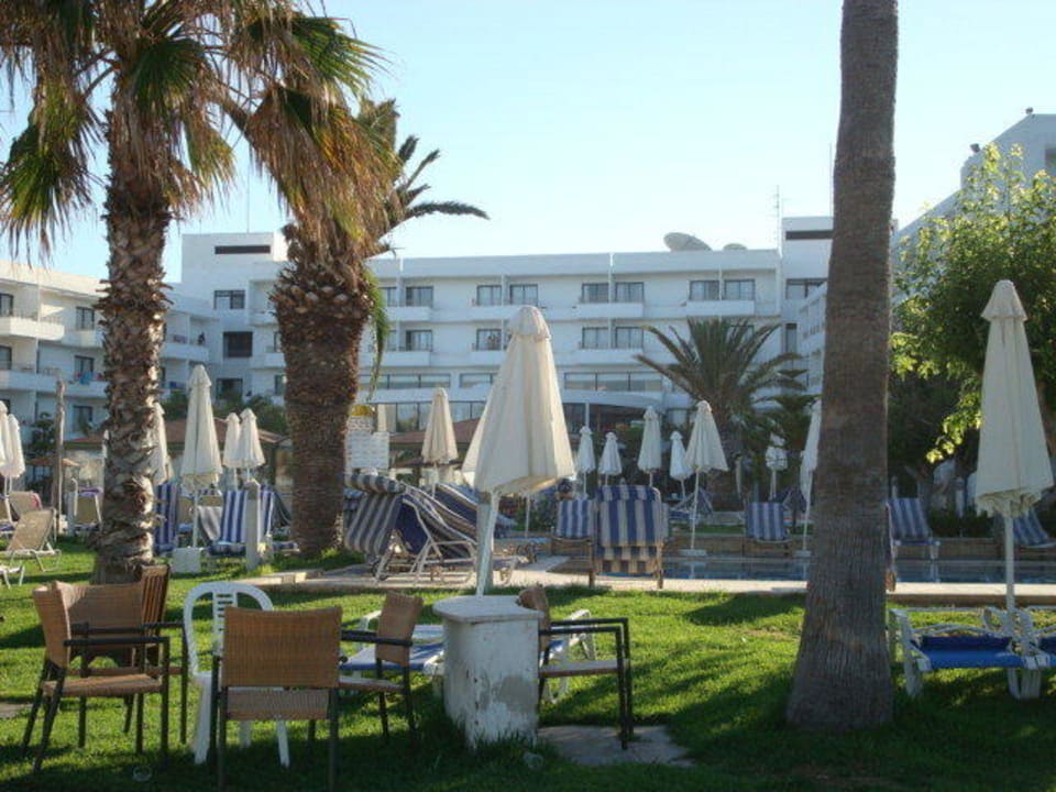 Blick auf das Hotel von der Strandbar aus Louis Ledra Beach