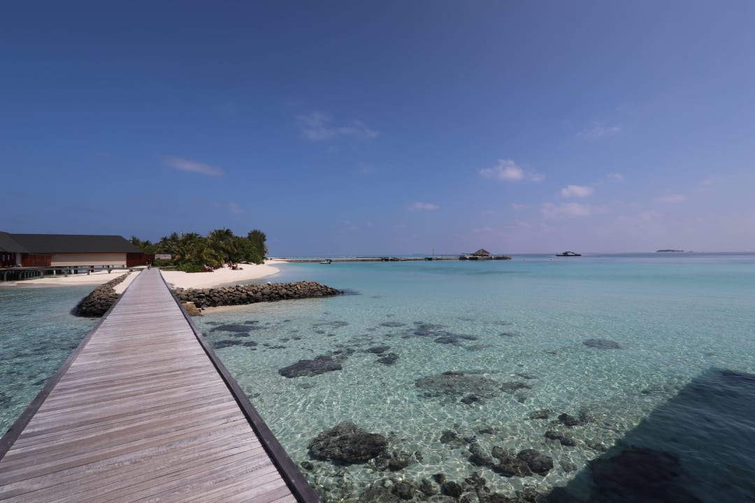 Ausblick vom Steg zu den Wasservillen Summer Island Maldives