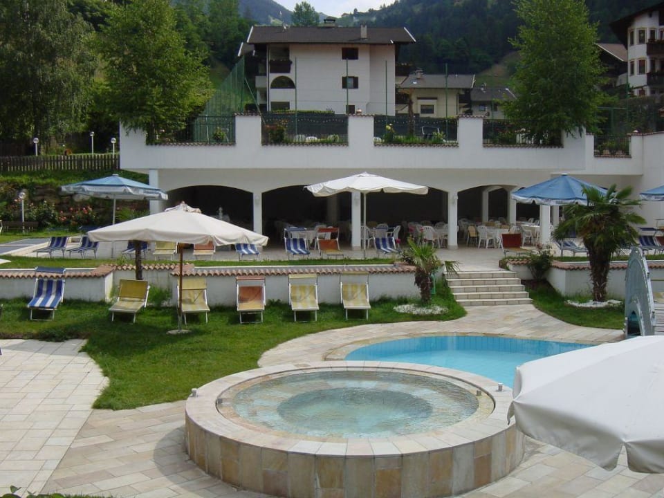 Whirlpool und Garten STROBLHOF Active Family SPA Resort