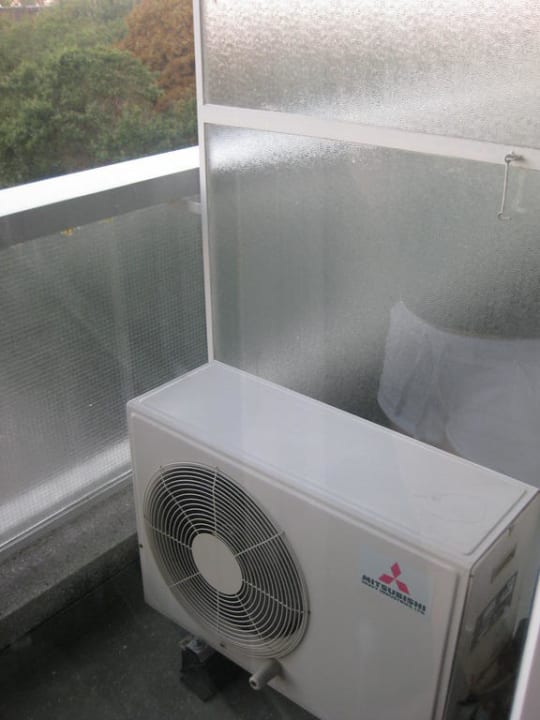 Die laute Belüftungsanlage auf dem Balkon Leonardo Royal Hotel Den Haag Promenade