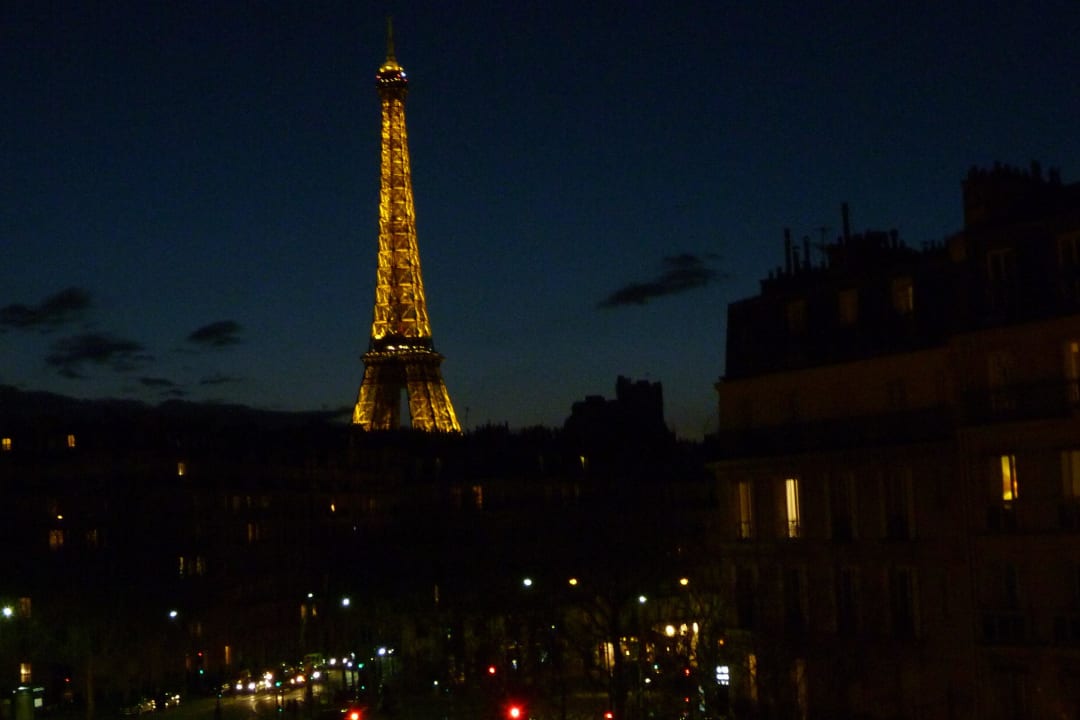 Парижский ночной сон. Ночной Париж вид из окна. Париж вид с балкона ночью. Вечерний Париж с балкона. Вид на Париж из окна ночью.