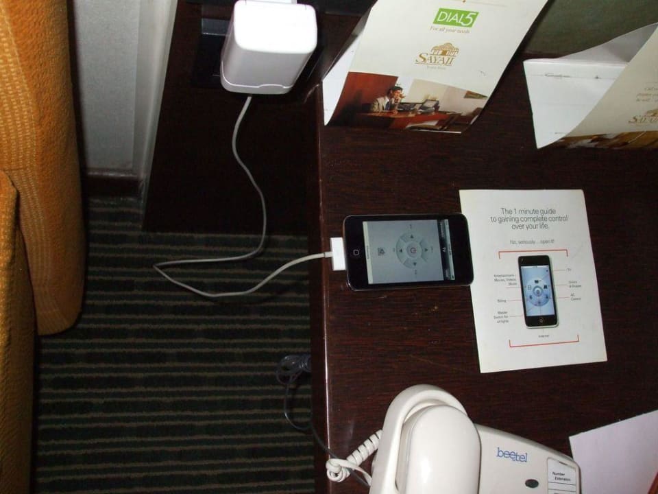 Bedienung des Zimmers via iTouch Sayaji Hotel