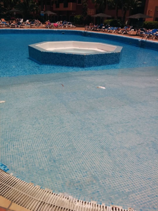 Halb Leerer Pool geöffnet für Kinder BLUESEA Aloe Corralejo