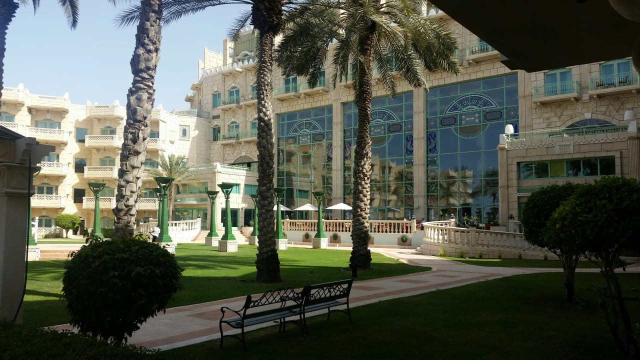 Die Hinterfront des Hauptgebäudes von der Gartenseite. Grand Hyatt Muscat