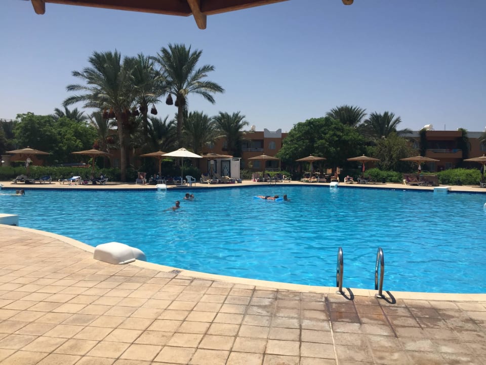 Einer von mehreren Pools  Golden Beach Resort