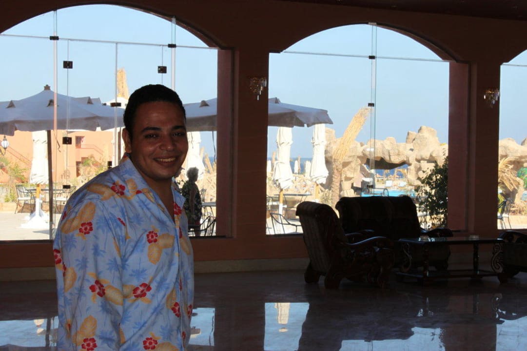 Einer der Kellner Three Corners Happy Life Beach Resort