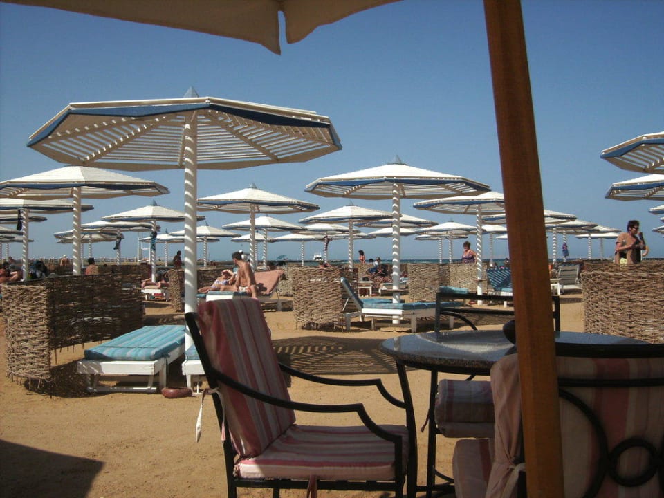 Hotel-Strand mit Strandbar. Pickalbatros Dana Beach Resort - Hurghada