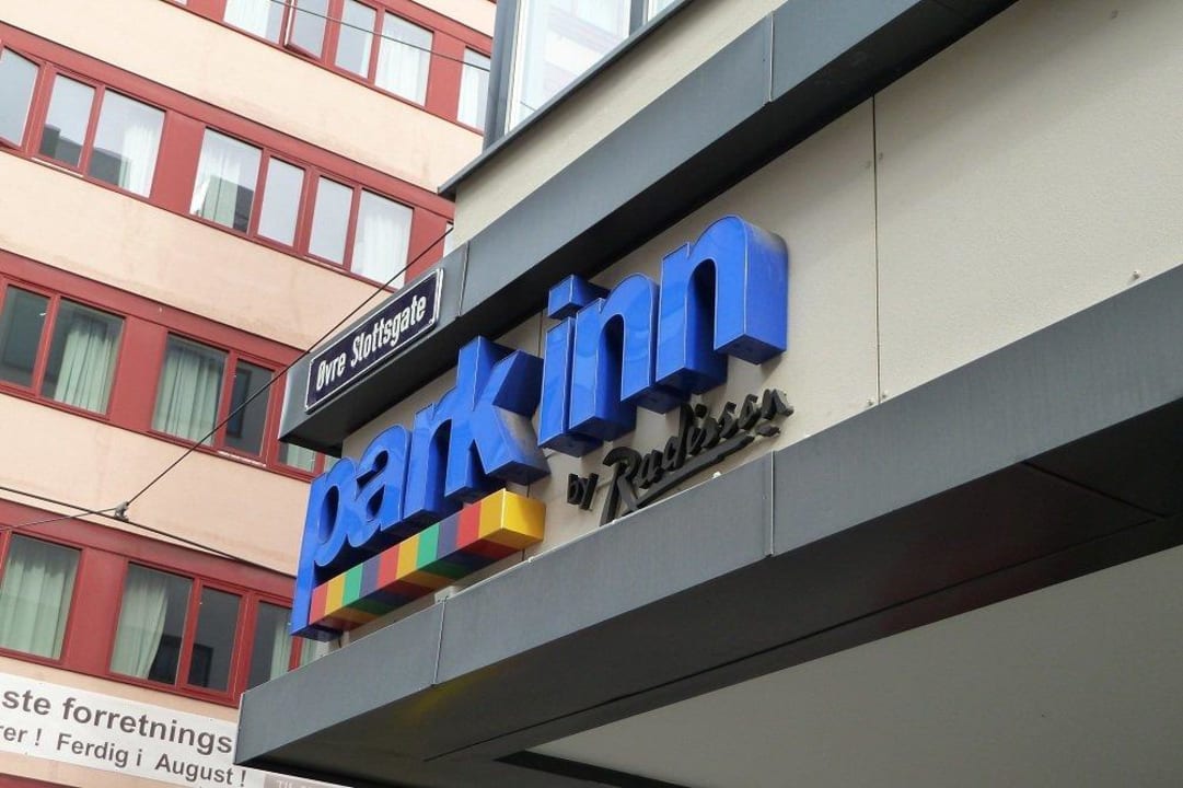 Vorm Hoteleingang Park Inn by Radisson Oslo
