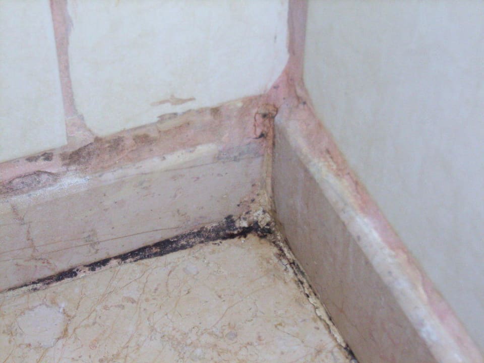 Verschimmelte, verdreckt Ecke im "Bad" Hotel Gomeda