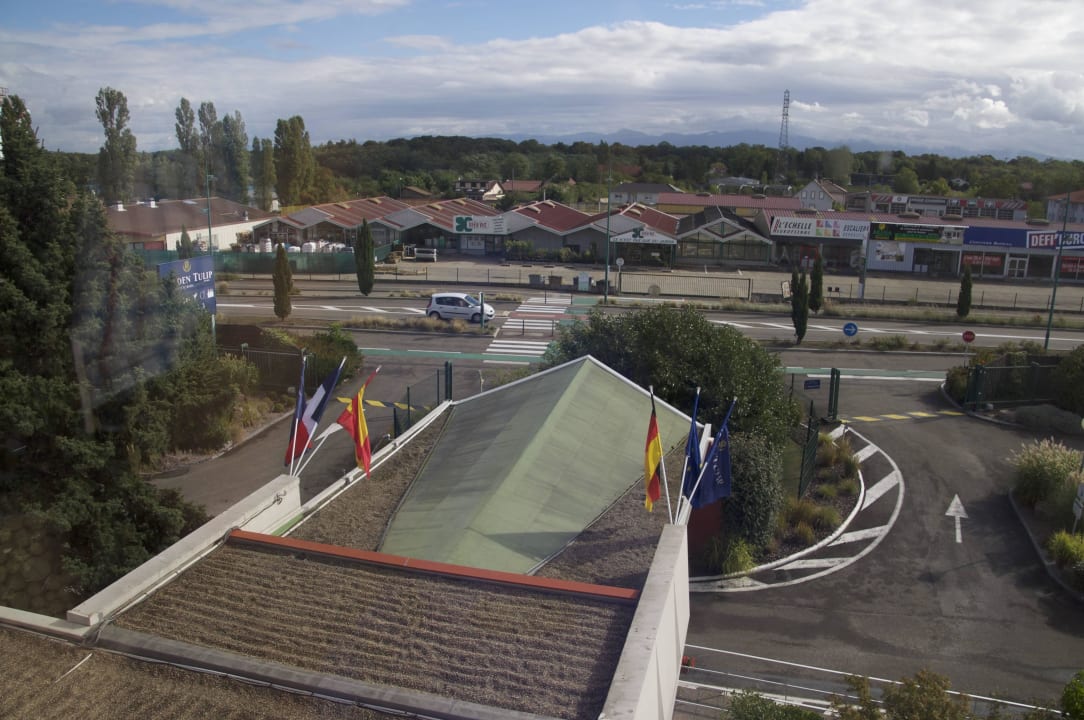 Eingang von oben gesehen. Leider ohne CH Fahne Hotel Golden Tulip Mulhouse Basel