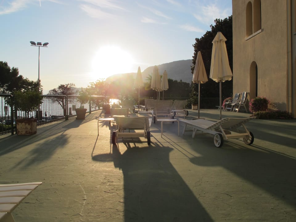 Liegestühle auf der Hotelterrasse Hotel Terminus & Garda