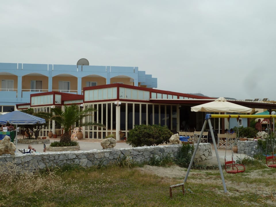Blick auf das Restaurant und Terrasse Hotel Kathrin Beach