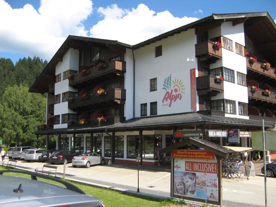 Zijaanzicht Garni Hotel - Das Alpin Kaiserzeit