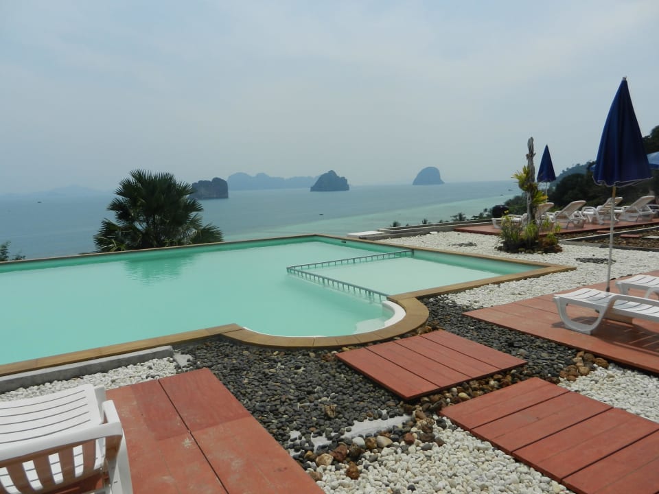 Toller Pool, mit Plastikliegen,defekt ohne Auflage Hotel Koh Ngai Cliff Beach Resort